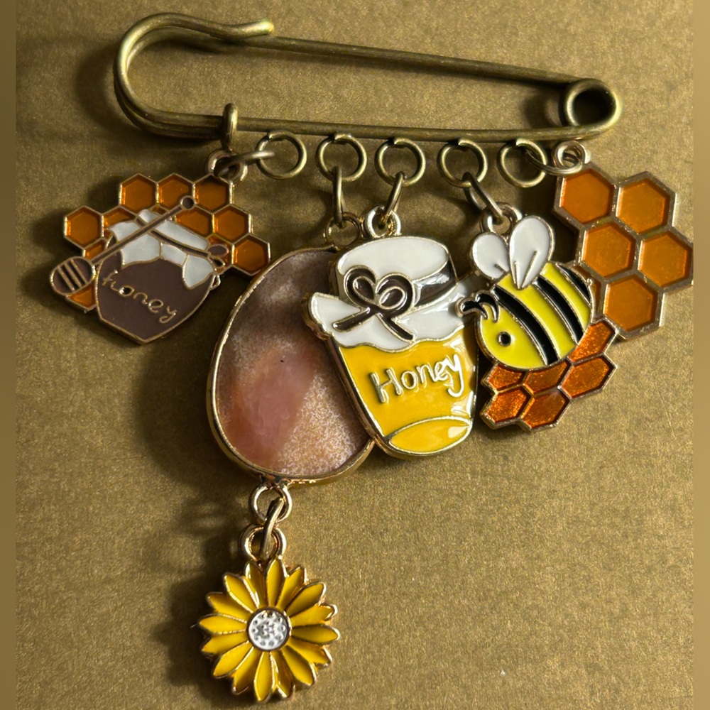 NWOT Safety Pin Brooch: Honey Bee, Pots 🐝 Honeycomb, Daisy, faceted Stone Charms
